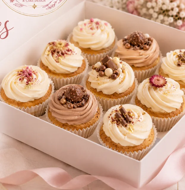 Assortiment de cupcakes à la vanille et au chocolat, décorés de fleurs séchées, de perles et de gourmandises chocolatées