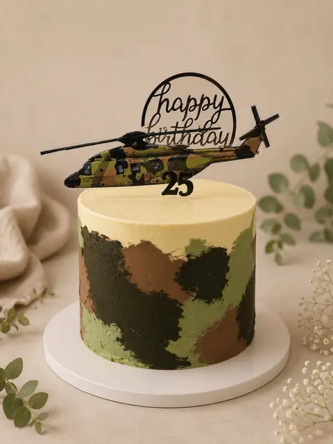 Layer cake d’anniversaire décoré d’un motif camouflage, d’un hélicoptère militaire et du nombre 25